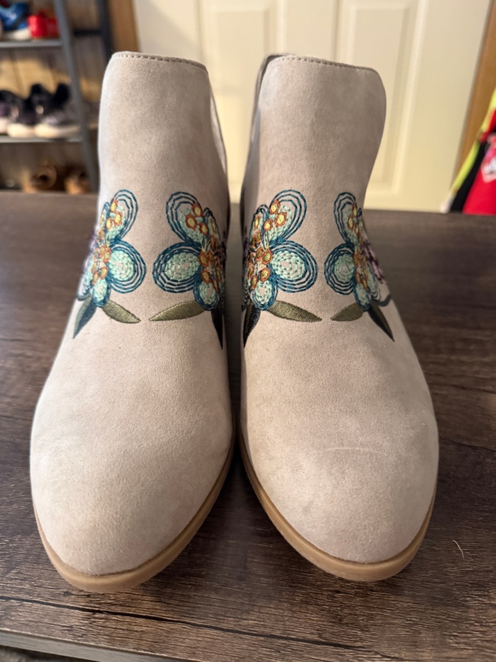 Indigo Rd. Beige Embroidered Floral Ankle Booties size 9 - Picture 4 of 7